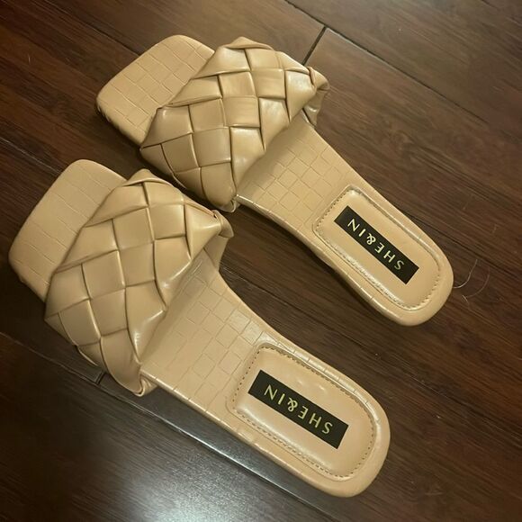 Tan Sandals - BRAND NEW - Size 8 Flats - Picture 1 of 3